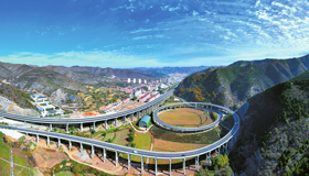 平順縣城秋高氣爽，螺旋橋橫跨在城市之中，成為一道獨特的風景線。